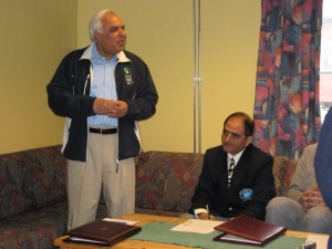 minister Sibal houdt een speech.